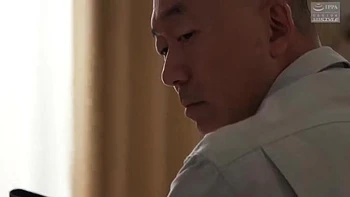 Geiler Cuckold sieht zu, wie seine Freundin gefickt wird