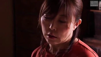 Fremdgehender Cuckold sieht zu, wie seine Freundin gefickt wird