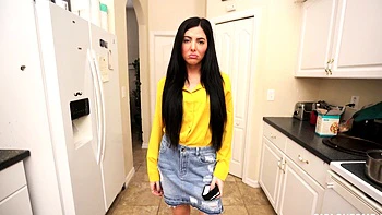 Theodora Day gibt harten Blowjob und Fingern