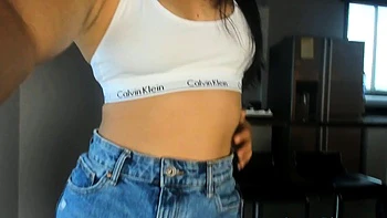 Jeune asiatique se branle en solo webcam POV