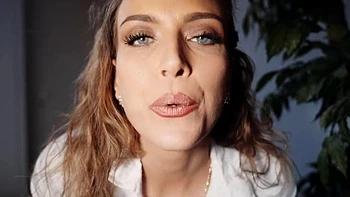 Любительница дрочит и тяжело дышит в соло