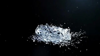 Lüsterne Blondine trinkt und schluckt Pisse hart