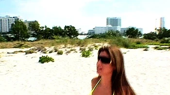 Brunette peituda se masturba ao ar livre