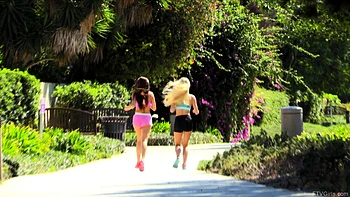 Adolescentes tiram a roupa e mostram tudo em close ao ar livre