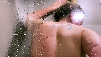 Milf mit fetten Titten masturbiert sich mit Dildo