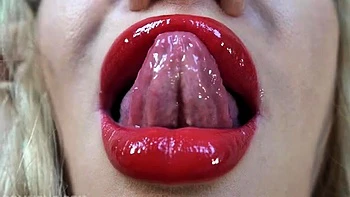 Dommelia baise les lèvres de maman