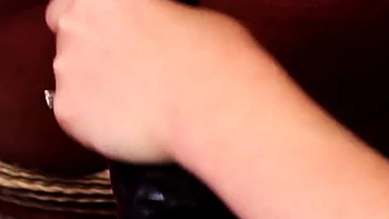 Госпожа Чанта Роуз трахает покорную лесбиянку с игрушками