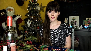 Adolescente morena se masturba sozinha no Natal