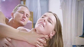 Loira tímida de 18 anos fodida por máquina de rebolar