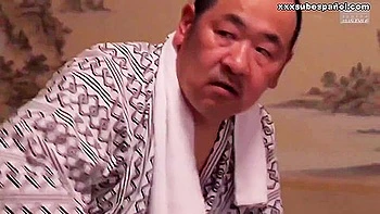 Velho fode grupo asiático em orgia fetiche