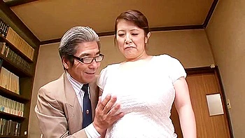 Азиянка с большой попой и сиськами ебется с кончей внутрь