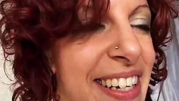 Spanische Mollige bläst Schwanz und reitet Cowgirl