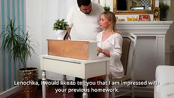 Unschuldiges Blondchen lutscht dicken Schwanz und wird gefickt