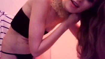 Versautes haariges Amateur-Mädchen live vor der Cam