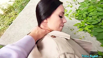 Brune grosse poitrine baisée en public par Martin et Areta