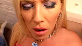 Blonde salope en levrette et cowgirl avec un profond blowjob