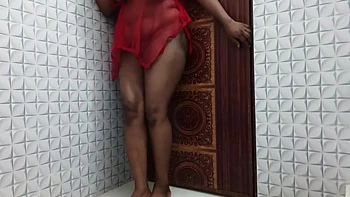 Garota Desi rebola o rabo sozinha no banheiro