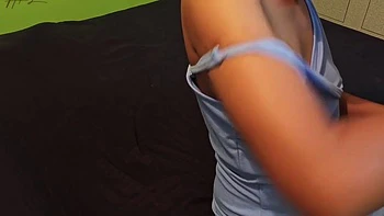 Пышногрудая индийка трахается с огромным черным членом