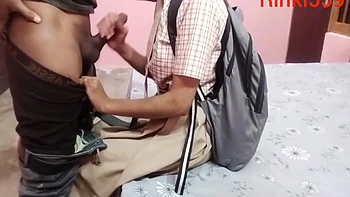 Девушка деси пососала член и схватила сиськи