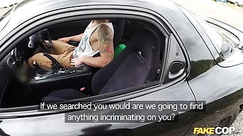 Лжеполицейские трахнули пышногрудую эбонитовую подругу