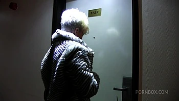 Milf rubia en látex follada a pelo sin condón