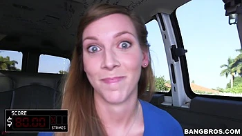 Morena leva facial depois de foder na van de dinheiro