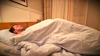 Утреннее желание: любительский минет и конча в позе собачки