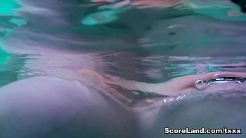 Jenna Valentines große Titten und Arsch unter Wasser