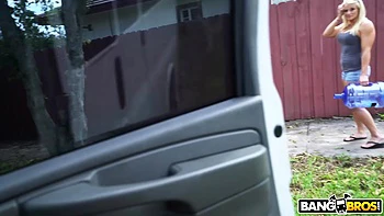 Blonde mit großen Titten bekommt Gesichtsritt und Hardcorefick