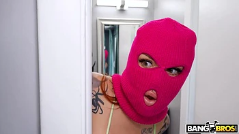 Blonde et brune se font baiser au gros sexe