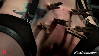 Claire Adams amordaçada e chicoteada em show anal BDSM quente