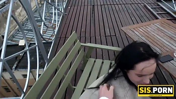 Morena trepa com o meio-irmão em todos os cantos da casa