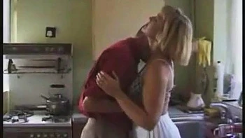 Rubia británica con falda sexy follada en doggy y misionero