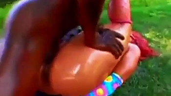 Ebony à grosse chatte suce et baise en levrette et cowgirl