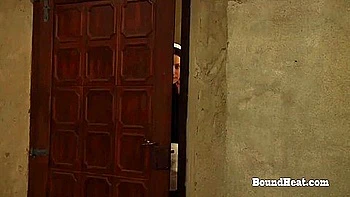 Ados lesbiennes femdom avec esclave au strapon