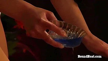 Glattrasiert Lesben massieren und ficken sich