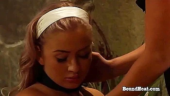 Escrava ninfeta gostosa sendo fodida