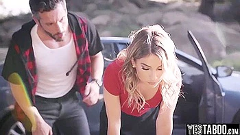 Блондинка Кристен Скотт трахается с огромным мужиком на улице