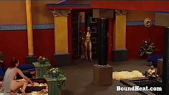 Strahlende Herrin beherrscht blonde & brünette Sklavinnen