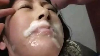 Mamada asiática en oficina japonesa