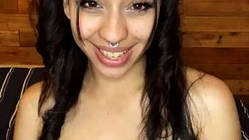 Latina peituda se masturba sozinha com brinquedos