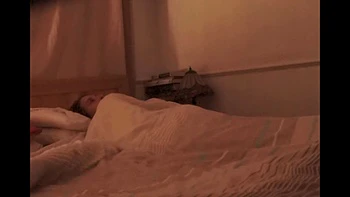 Milf amateur grosse poitrine suce sans savoir et baise en levrette