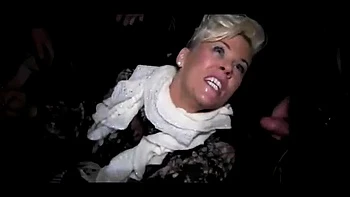 MILF gostosa faz boquete em dogging público e engole o cum