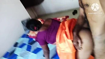 Жена деситрахается в позе собачки с громким стоном и большим членом