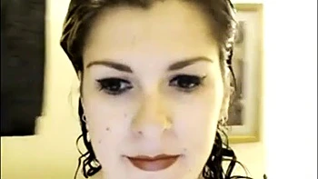 Peitos grandes e bunda andando: milf amadora provocante