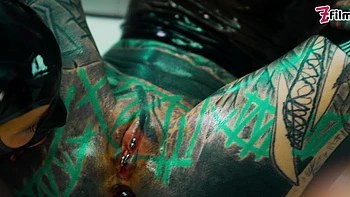 Lesbianas de látex Anuskatzz, Miss Flora y Lisa se follan con dedos