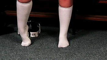 Babes in Strümpfen verwöhnen den Glückspilz mit Gruppendildo