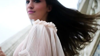 Adolescente nua Ivy exibe sua buceta peluda