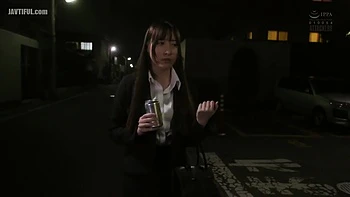 Brunette japonesa peituda fodendo forte