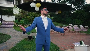 As madrinhas revezam-se fodendo Alexis Crystal